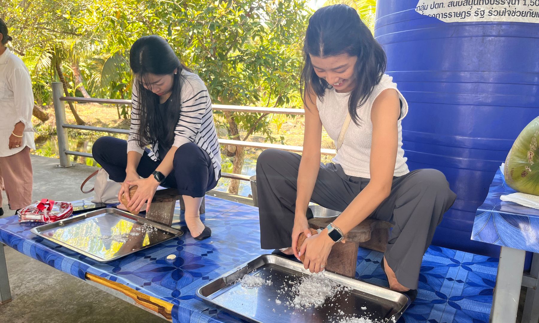 力作業で挑戦！伝統道具でココナッツを削り、ぎゅーっとミルクを絞り出そう！